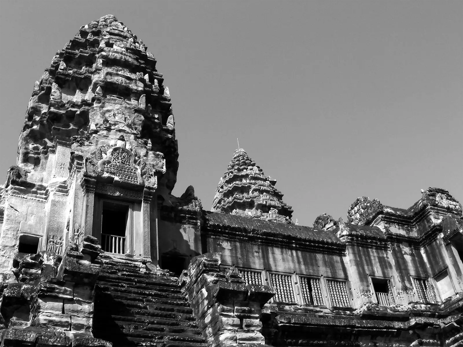 Tours en forme de bouton de lotus d’Angkor Wat en noir et blanc, vues depuis la terrasse supérieure