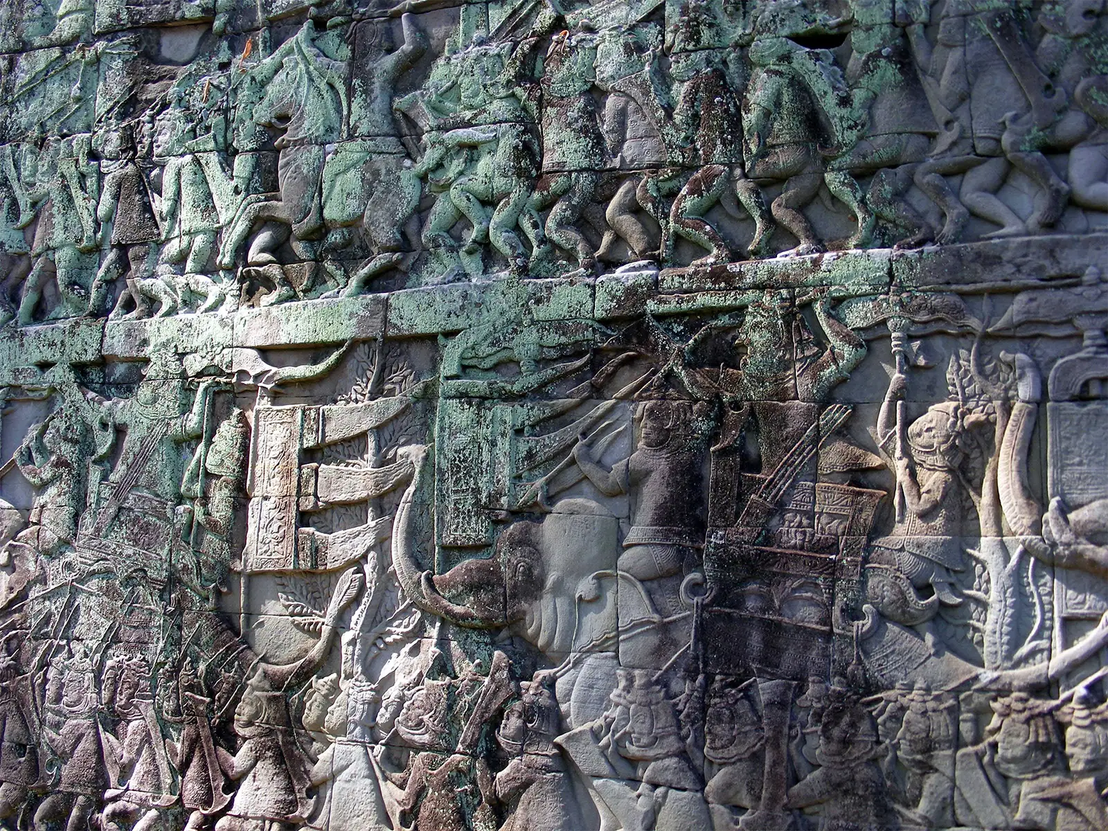 Bas-relief d’une armée khmère en marche avec éléphants et cavaliers dans un temple d’Angkor