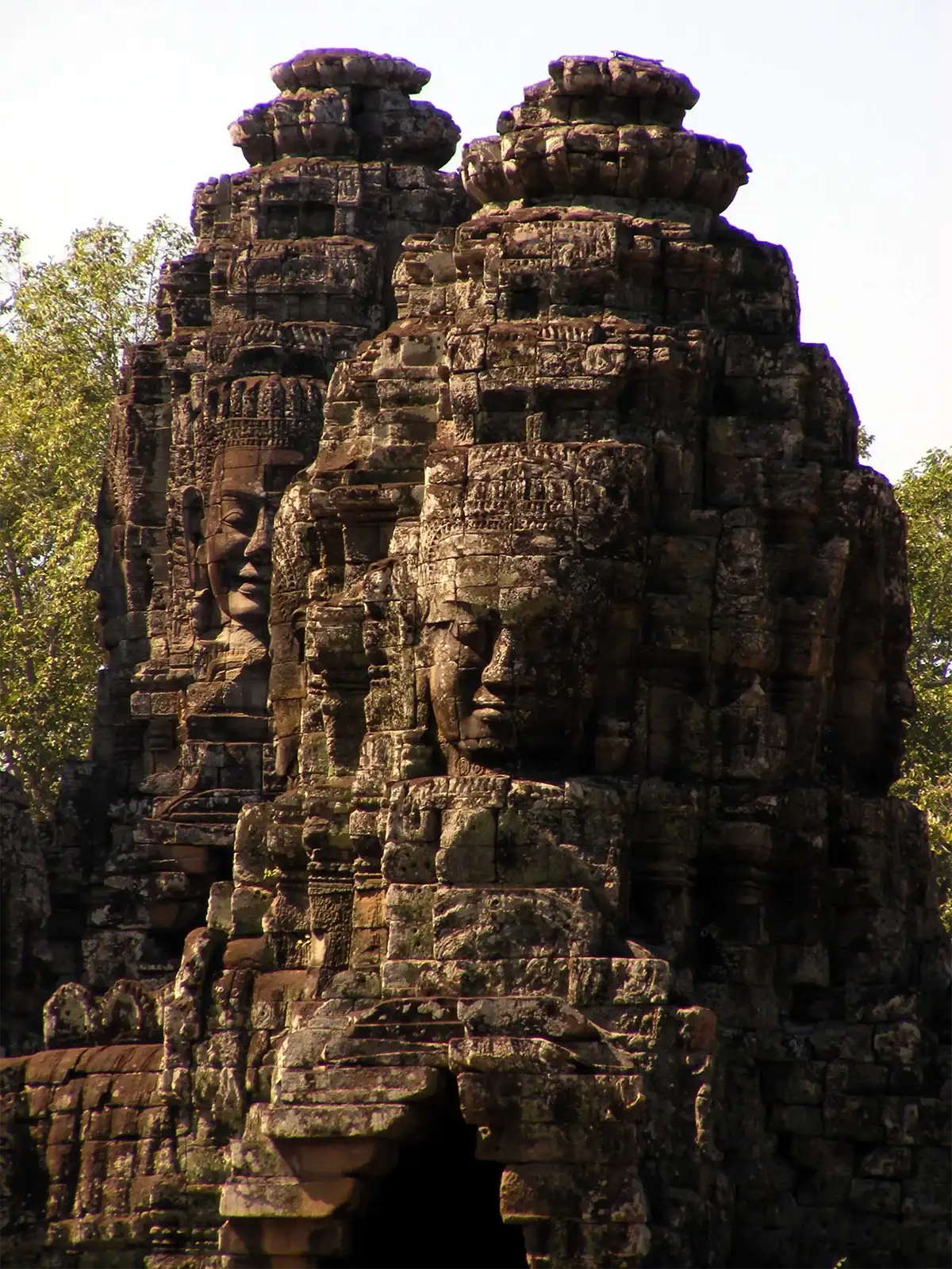Visages souriants sculptés sur les tours du Bayon à Angkor Thom