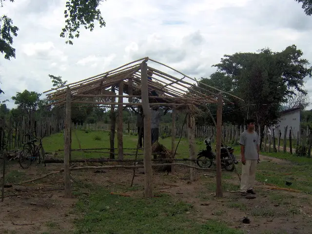 Charpente en bois et bambou d’une maison en construction dans un village cambodgien