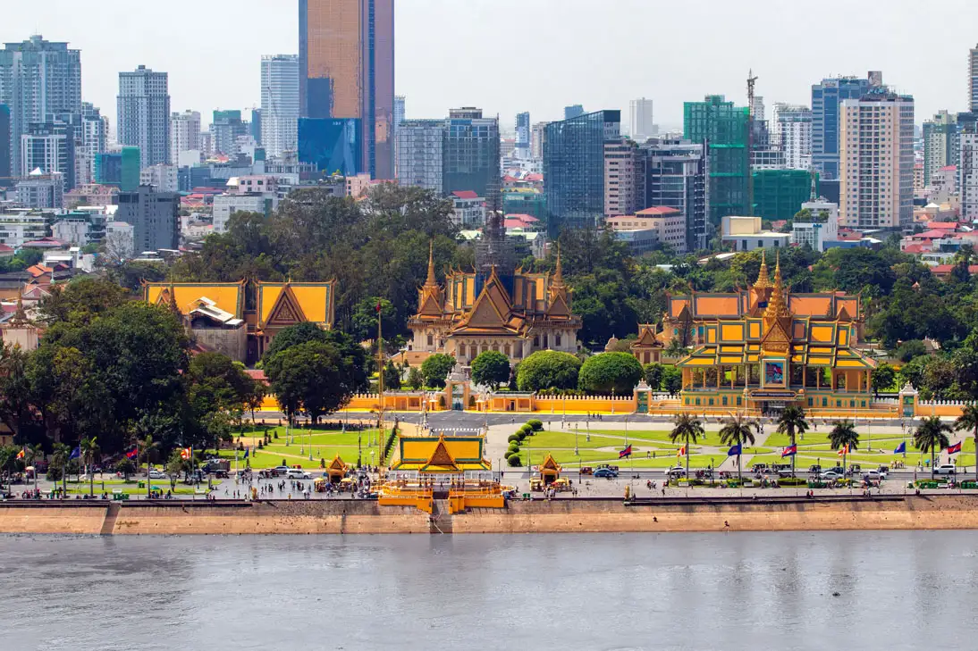 Le Palais royal au bord du fleuve devant les gratte-ciel de Phnom Penh