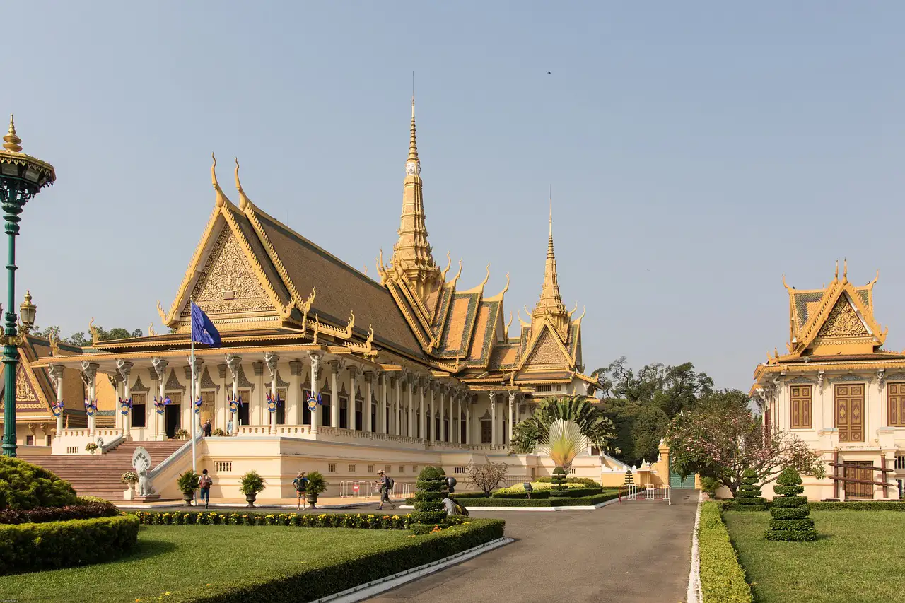 Toits dorés et flèche de la salle du Trône dans les jardins du Palais royal de Phnom Penh