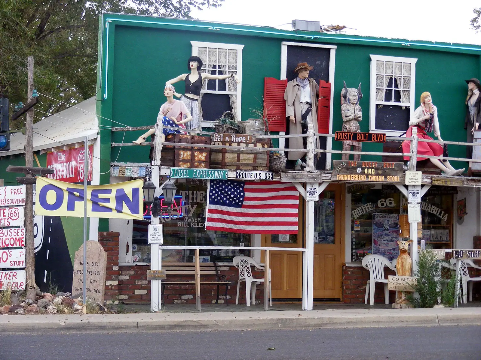 Mannequins et drapeau américain sur la boutique Rusty Bolt, au bord de la Route 66 à Seligman