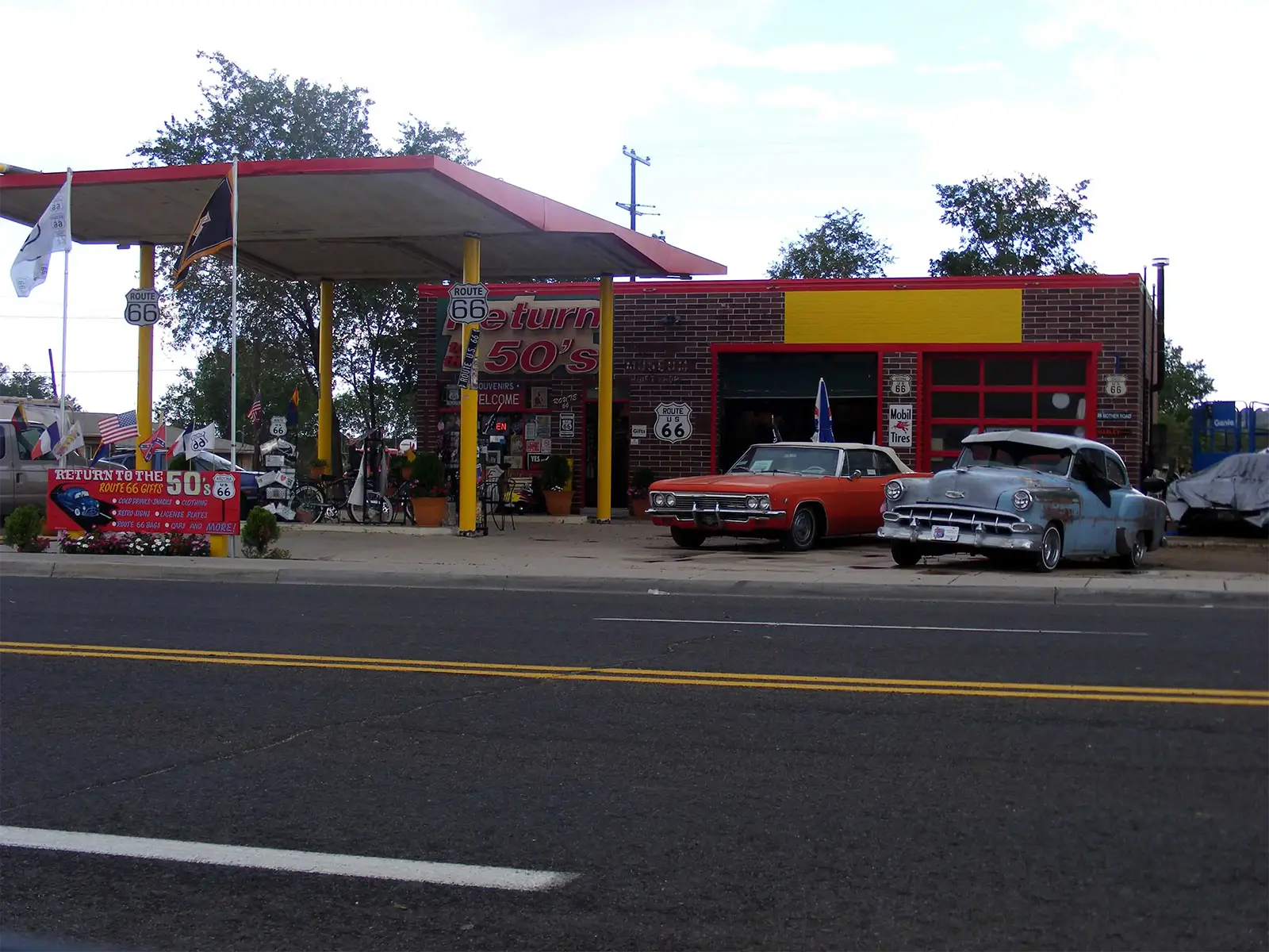 Ancienne station-service des années 50 et voitures de collection au bord de la Route 66 en Arizona