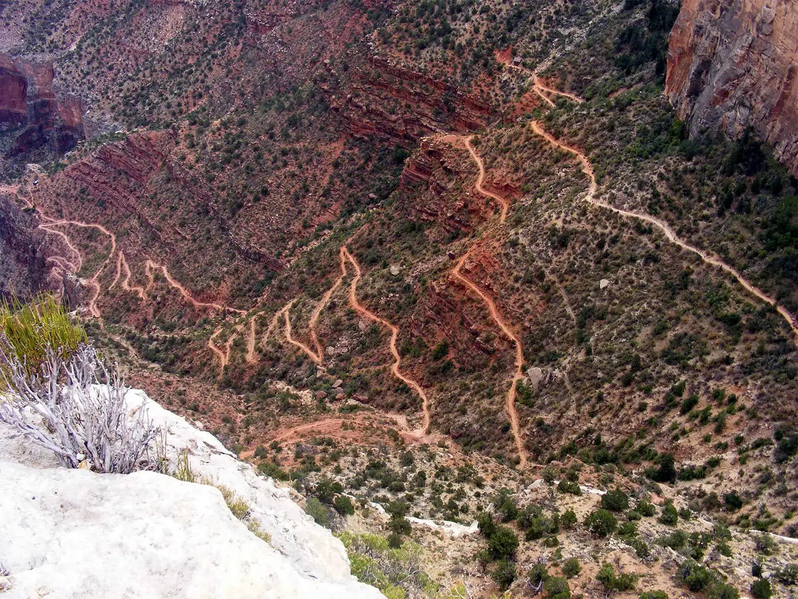 Lacets d’un sentier de randonnée qui descend à flanc de paroi dans le Grand Canyon