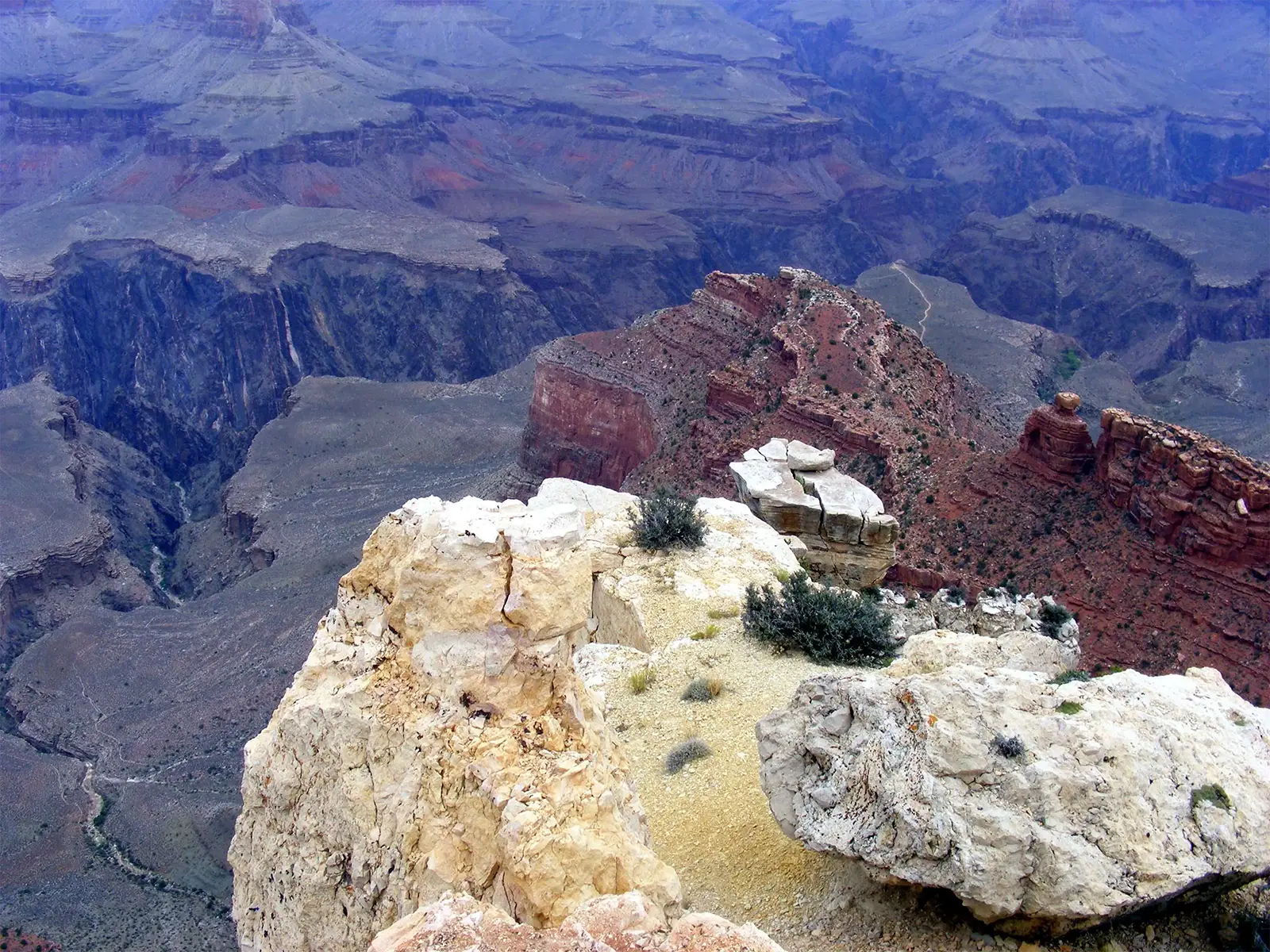 Rochers blancs au bord du vide et gorge profonde du Grand Canyon en contrebas