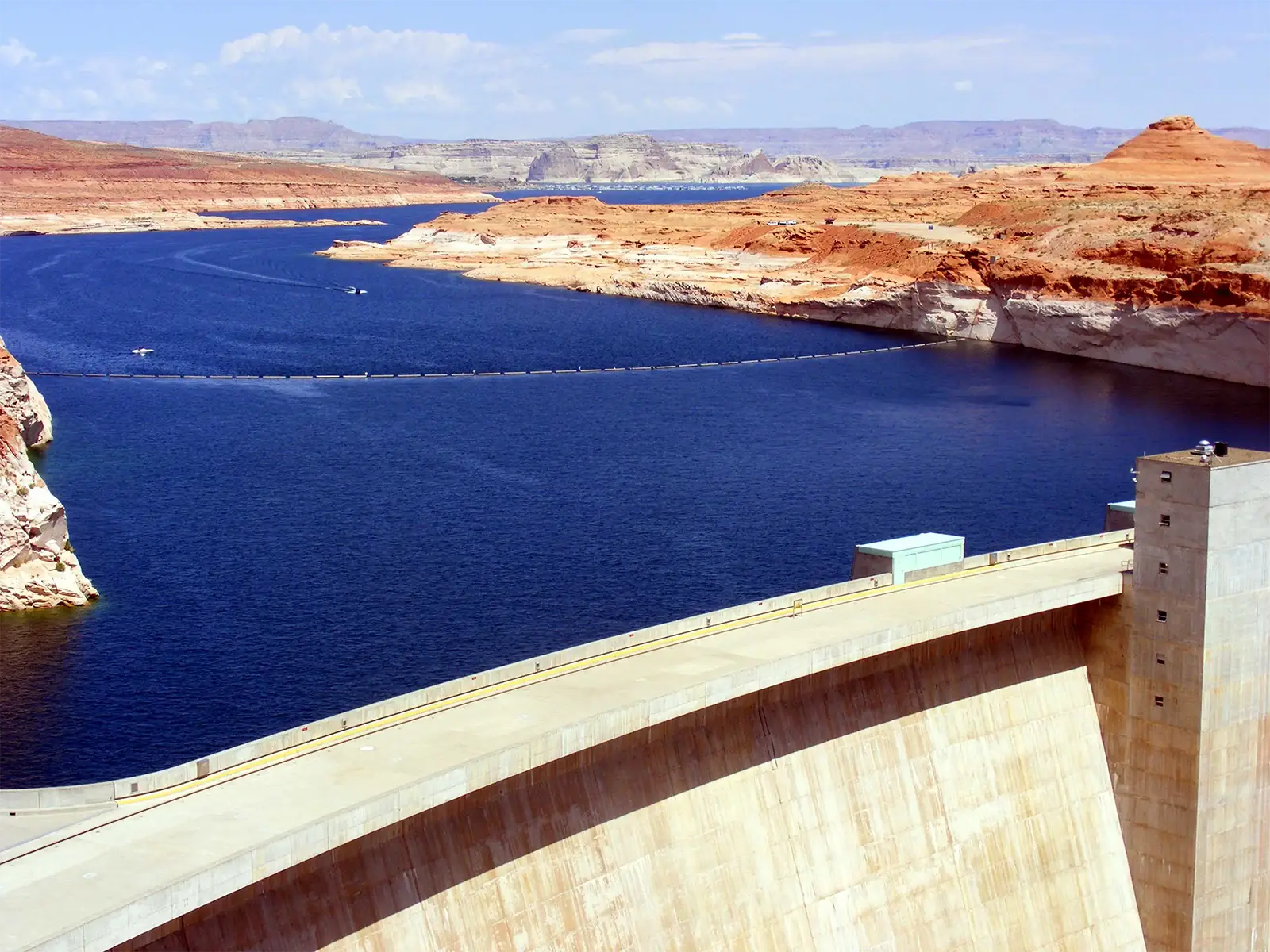 Le barrage de Glen Canyon retenant les eaux bleu profond du lac Powell, à Page en Arizona