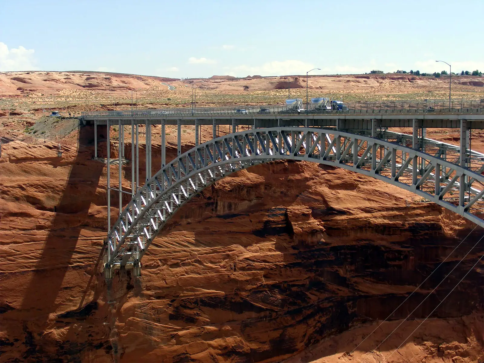 L’arche d’acier du pont de Glen Canyon au-dessus des falaises de grès rouge, à Page