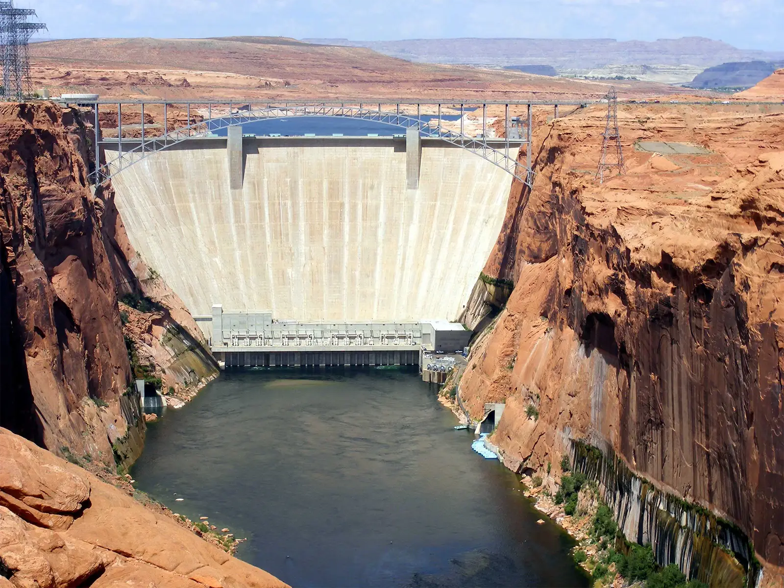Le barrage de Glen Canyon vu d’en aval, entre deux parois rouges au-dessus du fleuve Colorado