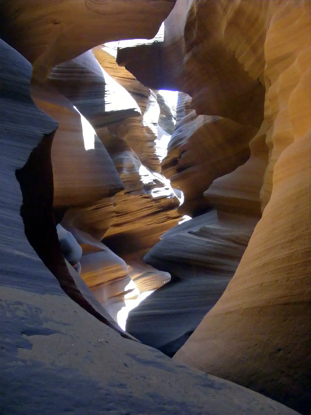 Rayons de lumière entre les parois de grès sculptées d’Antelope Canyon, près de Page