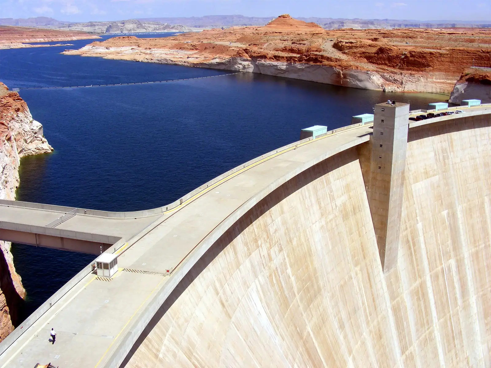 Crête incurvée du barrage de Glen Canyon et lac Powell entouré de roches rouges, à Page