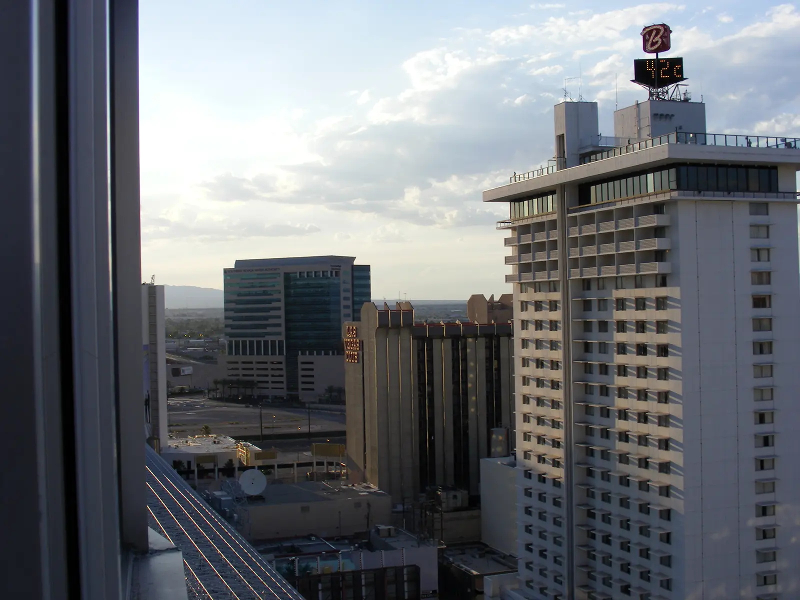 La tour de l’hôtel Binion’s et le centre-ville de Las Vegas en fin de journée, vus d’une fenêtre