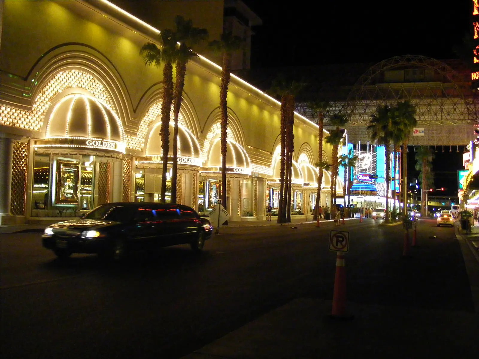 Limousine devant les arches illuminées du casino Golden Nugget, près de Fremont Street à Las Vegas