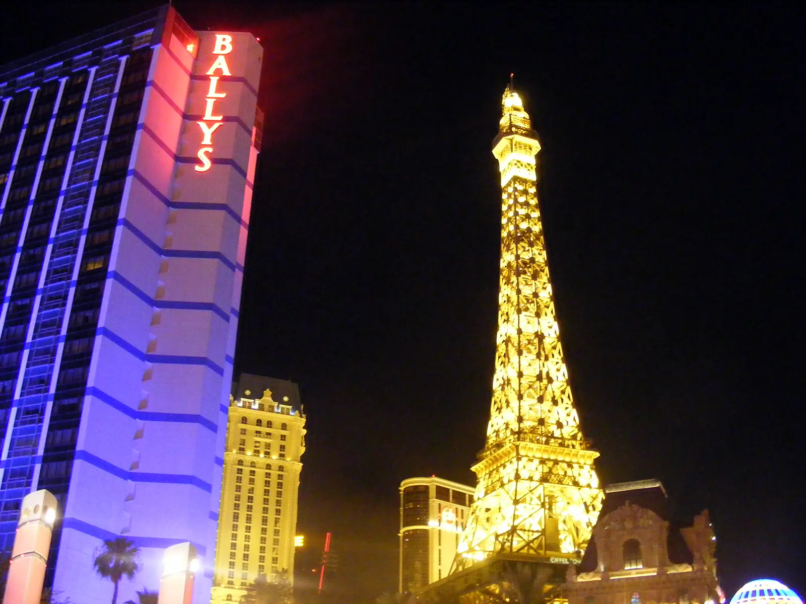 La tour Eiffel du Paris Las Vegas illuminée à côté de l’hôtel Bally’s, de nuit sur le Strip