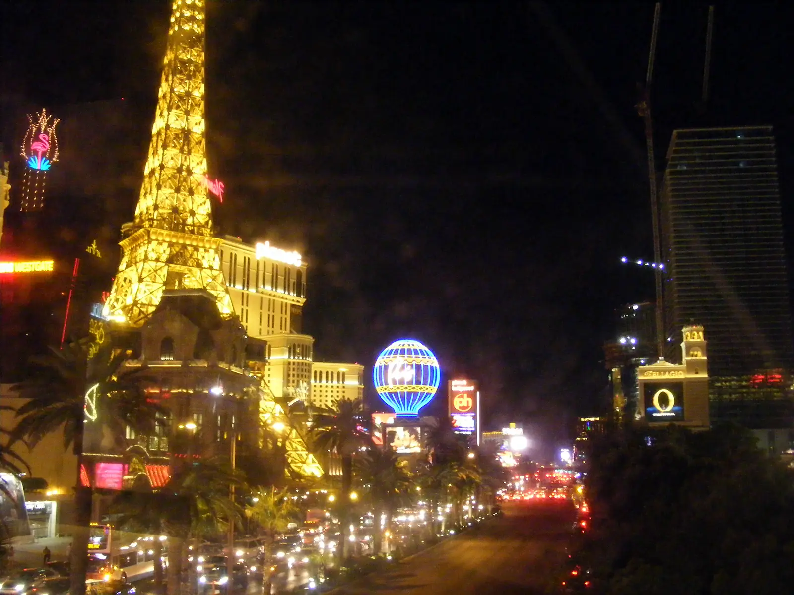 Le Strip de nuit depuis une passerelle, avec la tour Eiffel et la montgolfière du Paris Las Vegas