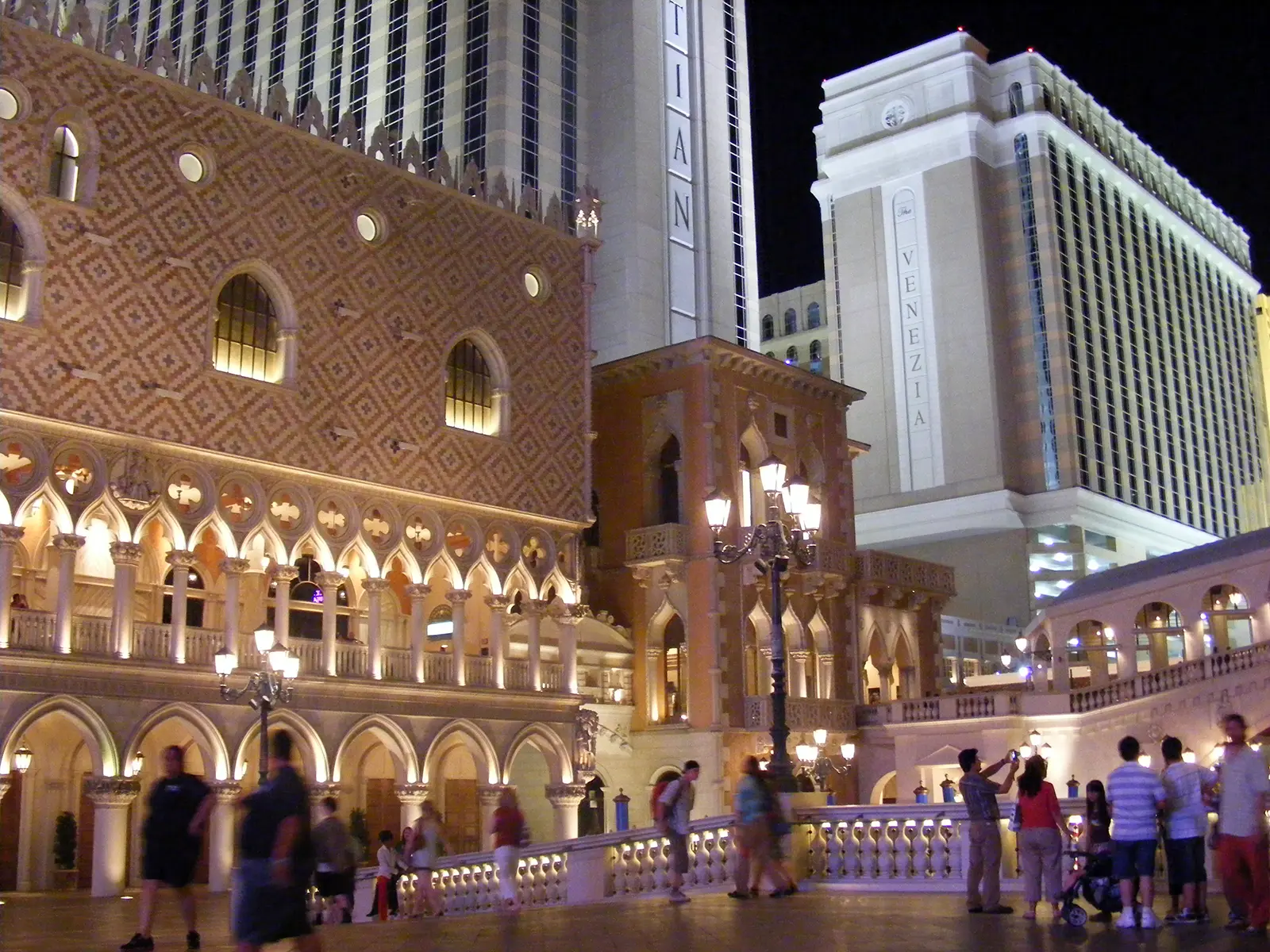 Réplique du palais des Doges et promeneurs devant le Venetian, de nuit à Las Vegas