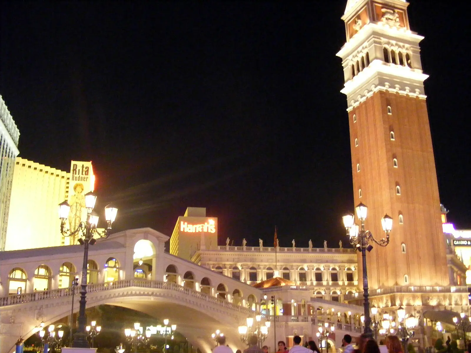 Le campanile et le pont du Rialto du Venetian éclairés par des lampadaires, de nuit à Las Vegas