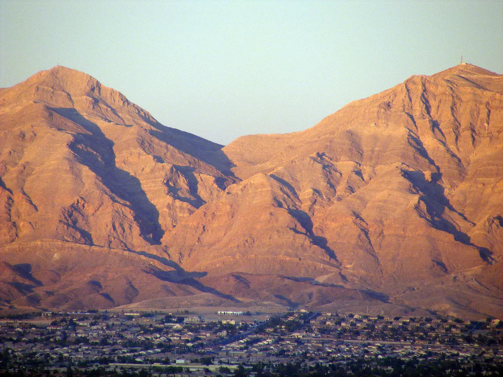 Montagnes du désert rougies par le soleil couchant au-dessus des quartiers résidentiels de Las Vegas
