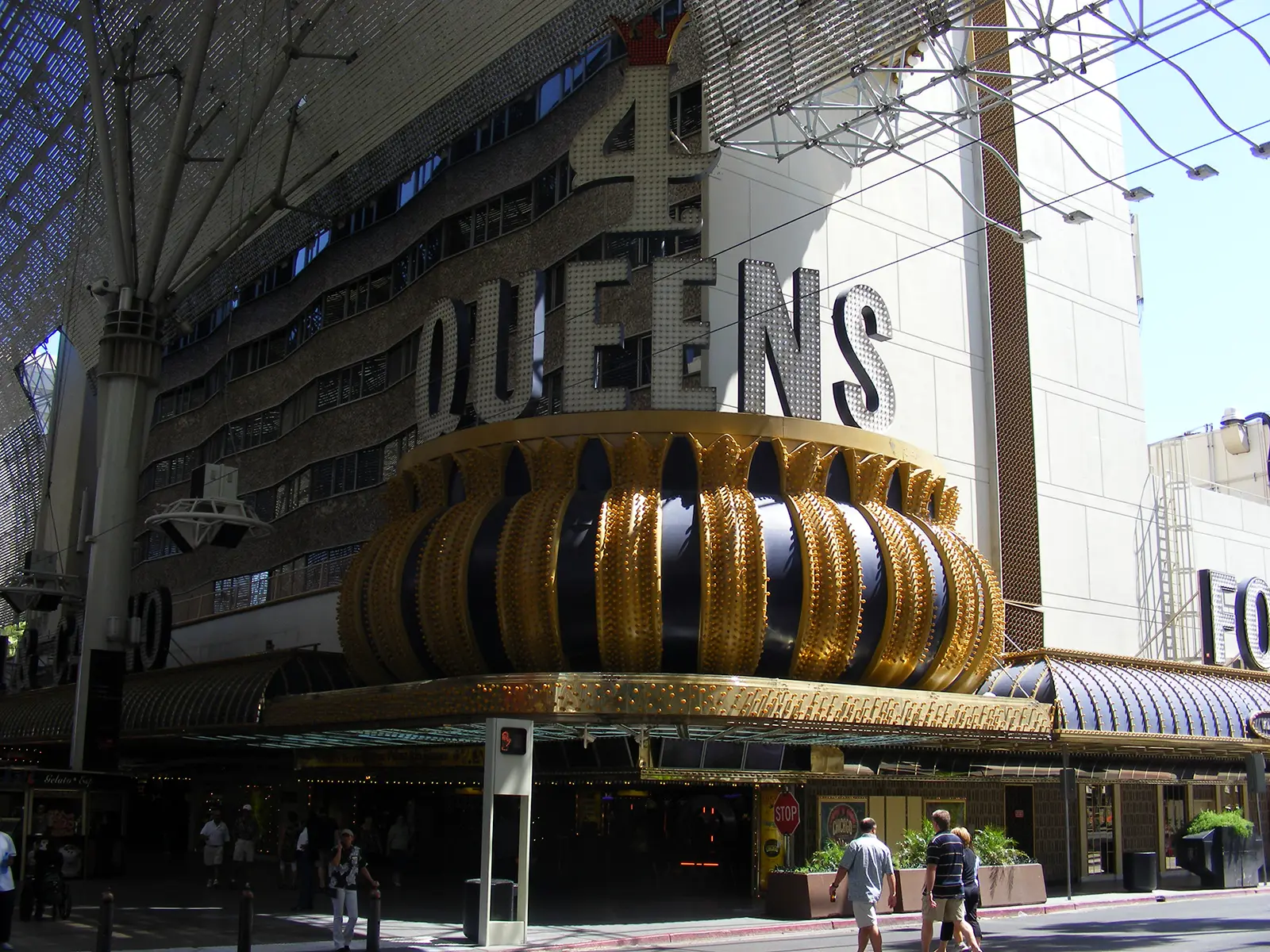 Façade dorée du casino Four Queens sous la verrière de Fremont Street à Las Vegas
