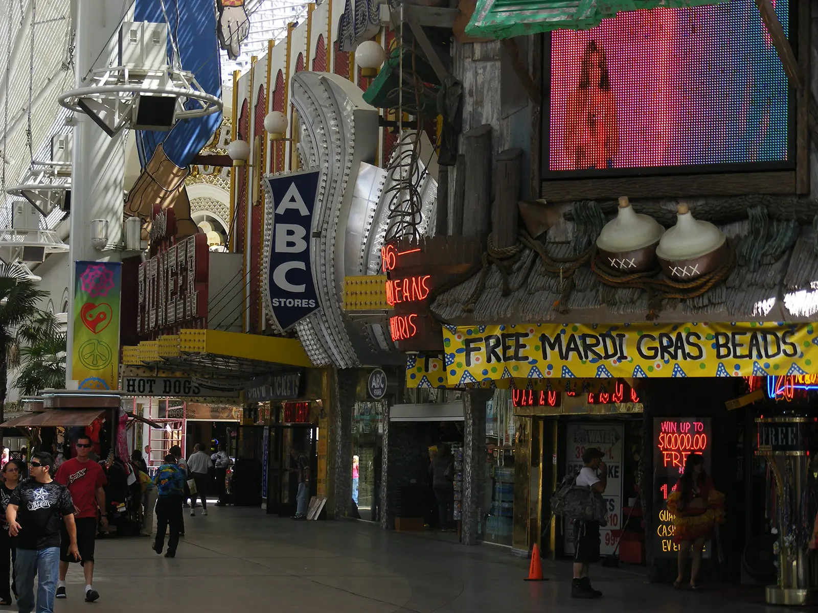 Boutiques, enseignes au néon et promeneurs sous la verrière de Fremont Street à Las Vegas