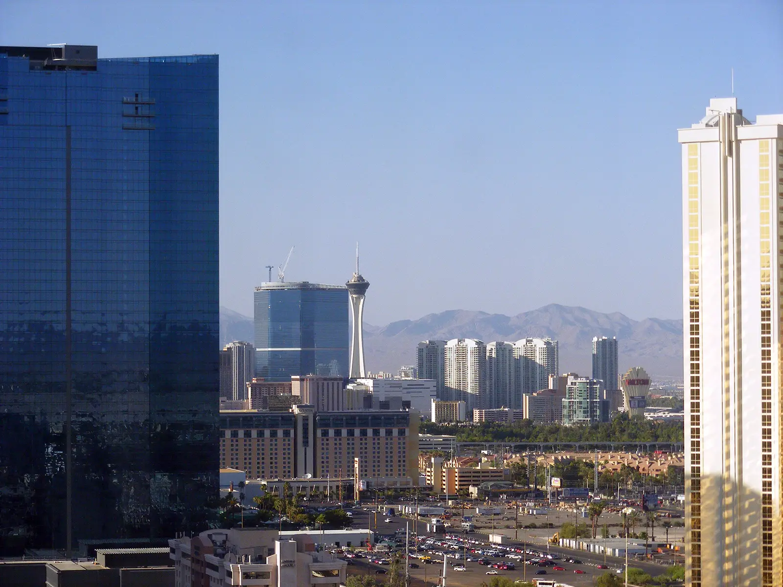 La tour Stratosphere et les hôtels du nord du Strip devant les montagnes du désert, à Las Vegas