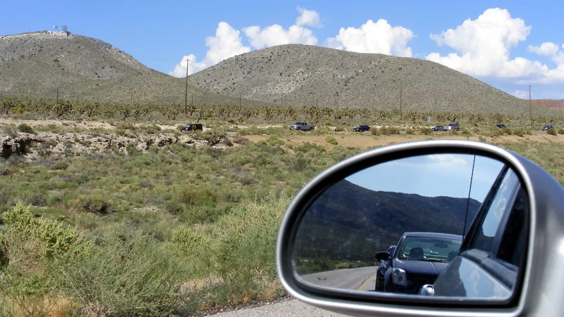 Arbres de Josué du désert de Mojave et voiture dans le rétroviseur, entre Los Angeles et Las Vegas