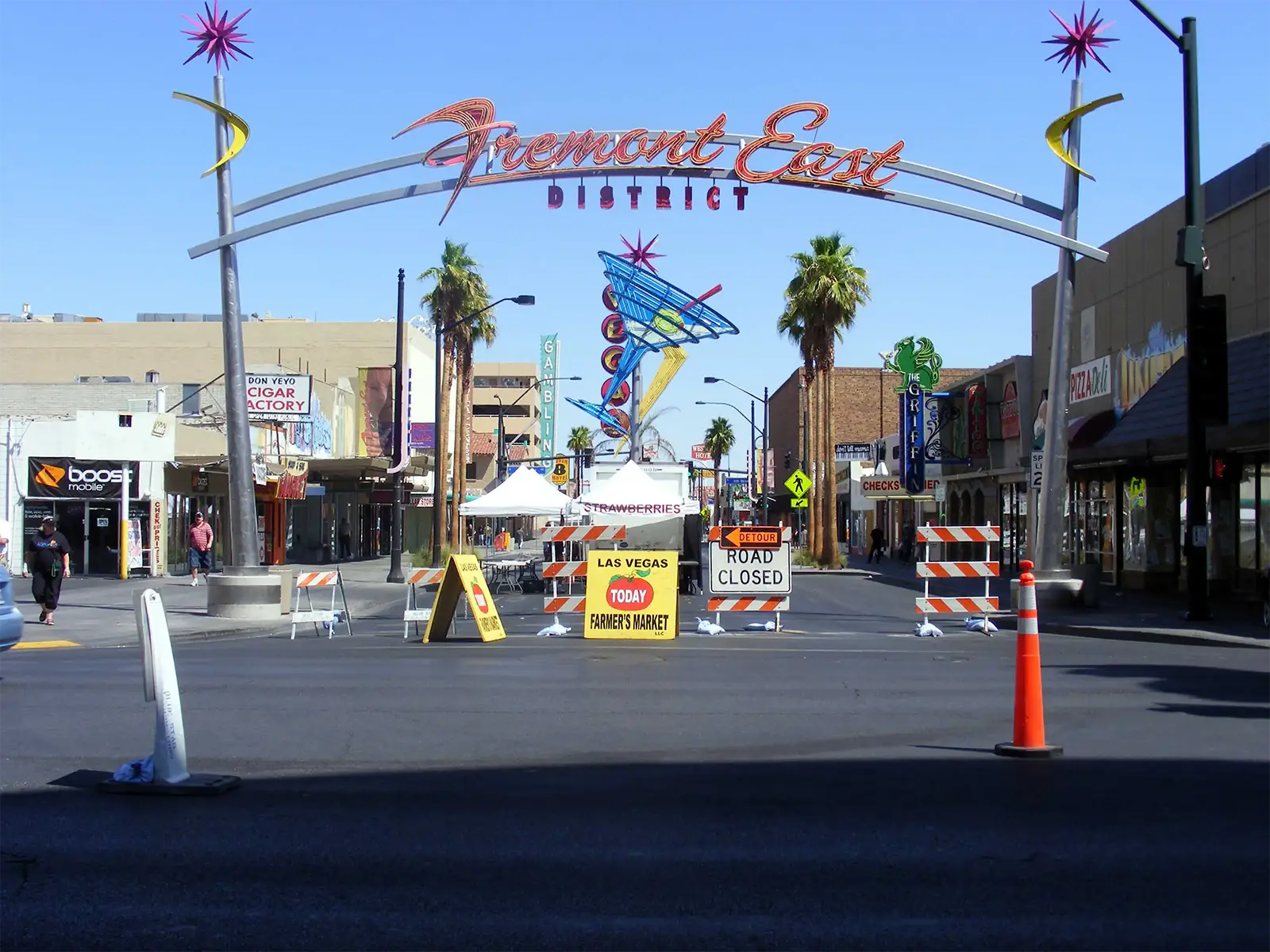 Arche à néons du Fremont East District et marché fermier dans la rue fermée, à Las Vegas