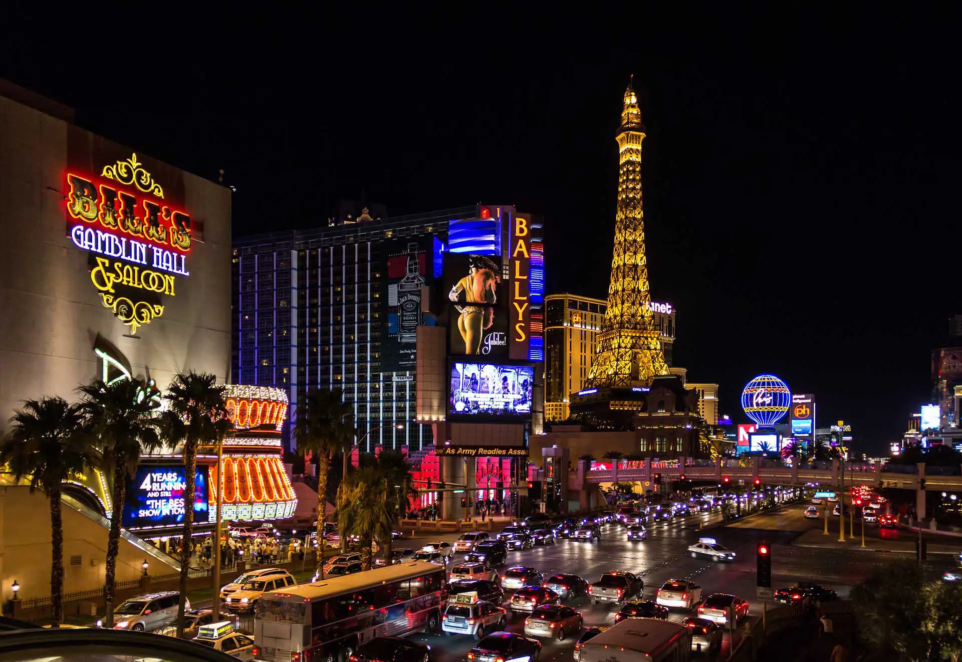 Le Strip de nuit, du Bill’s Gamblin’ Hall au Bally’s et à la tour Eiffel, avec un flot de voitures