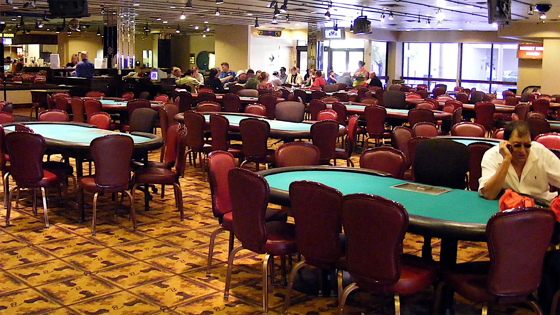 Tables de poker au tapis vert dans la salle de poker du Binion’s, à Las Vegas