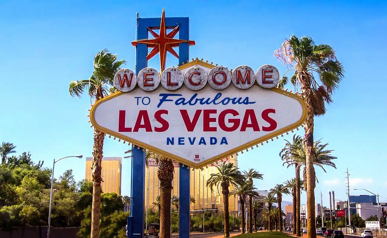 Le célèbre panneau « Welcome to Fabulous Las Vegas » entouré de palmiers, au sud du Strip