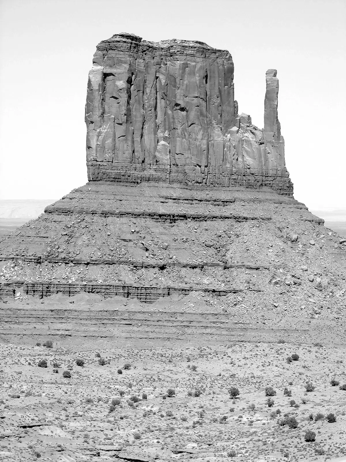 West Mitten Butte et son pouce de roche en noir et blanc, à Monument Valley