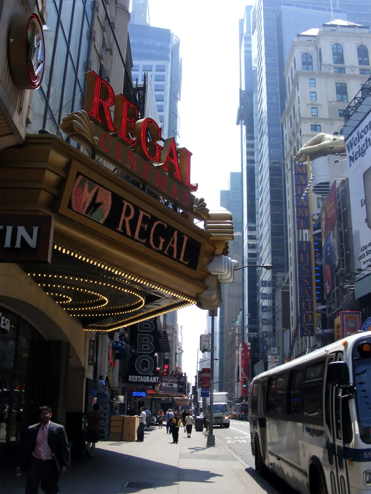 Marquise lumineuse du cinéma Regal sur la 42e Rue, près de Times Square à New York