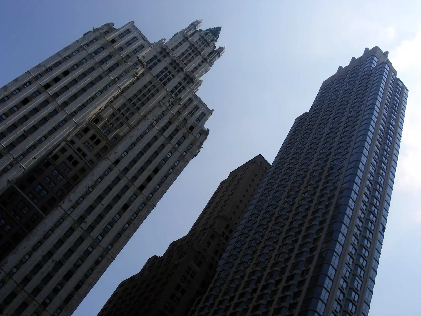 Contre-plongée inclinée sur la couronne néogothique du Woolworth Building à Manhattan