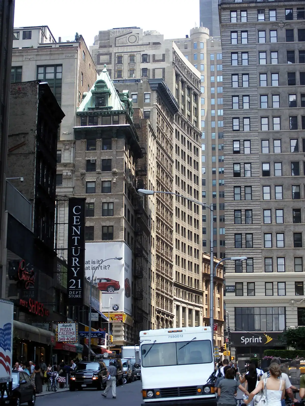 Enseigne verticale du grand magasin Century 21 dans une rue animée du sud de Manhattan