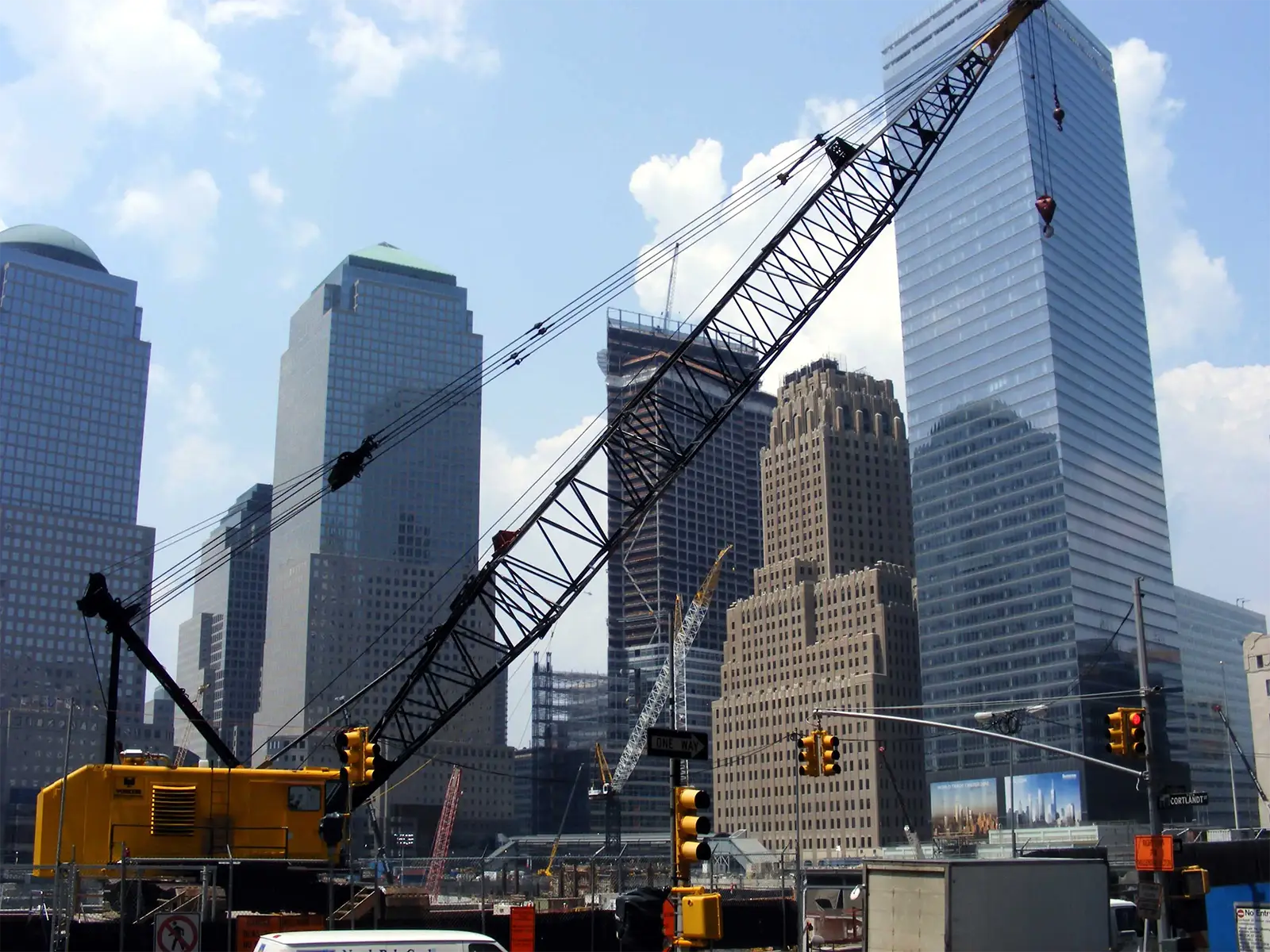 Grande grue sur le chantier de Ground Zero en 2008, au pied des gratte-ciel du sud de Manhattan