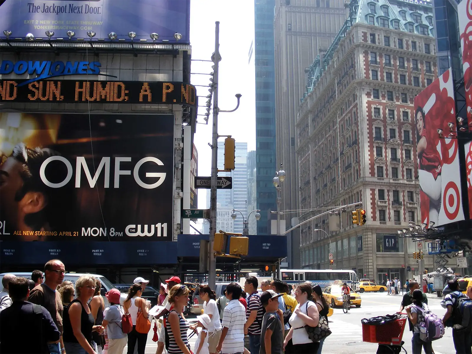 Foule de piétons et écrans géants de Times Square, sur Broadway à Manhattan