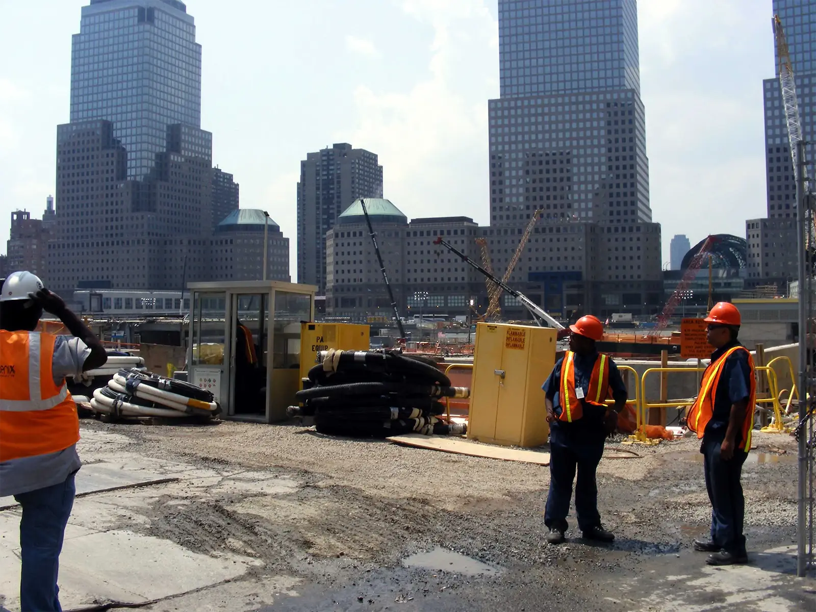 Ouvriers en casque orange sur le chantier de Ground Zero, face au World Financial Center