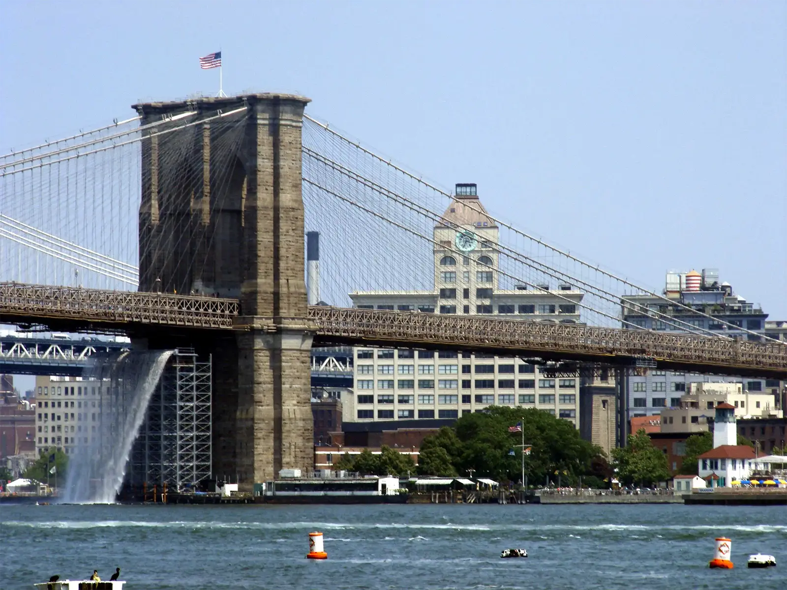 Le pont de Brooklyn au-dessus de l’East River, avec la cascade artificielle de l’été 2008