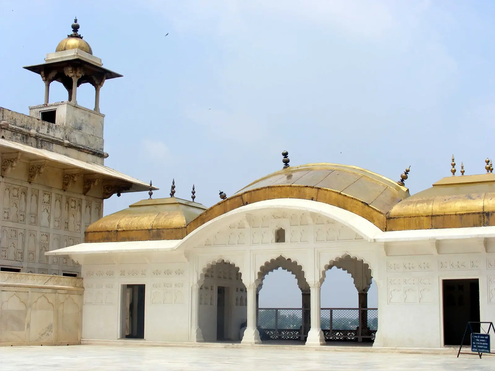 Pavillon de marbre blanc aux toits dorés sur une terrasse du fort d’Agra