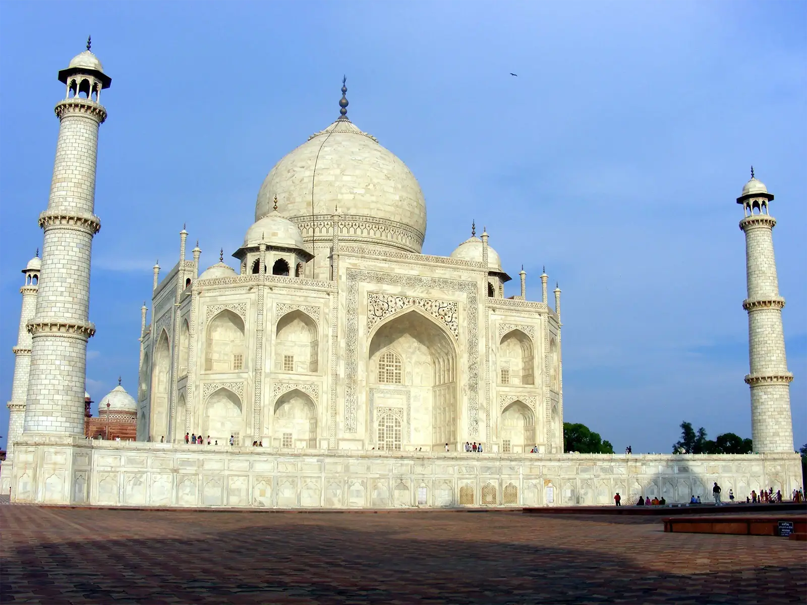 Le Taj Mahal et ses quatre minarets de marbre blanc sous le ciel bleu d’Agra