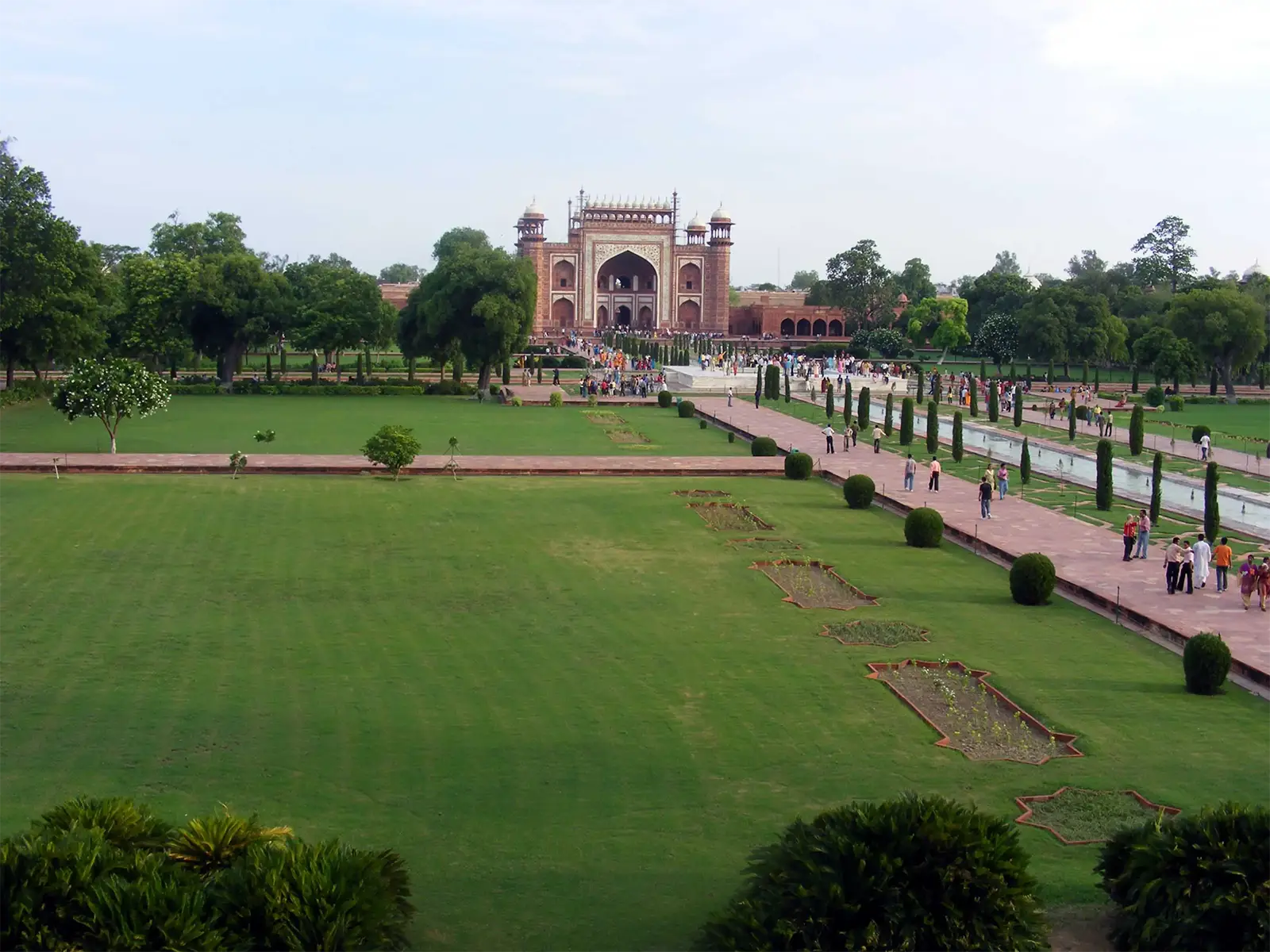 Les jardins du Taj Mahal et leurs allées bordées de cyprès vers la grande porte, à Agra