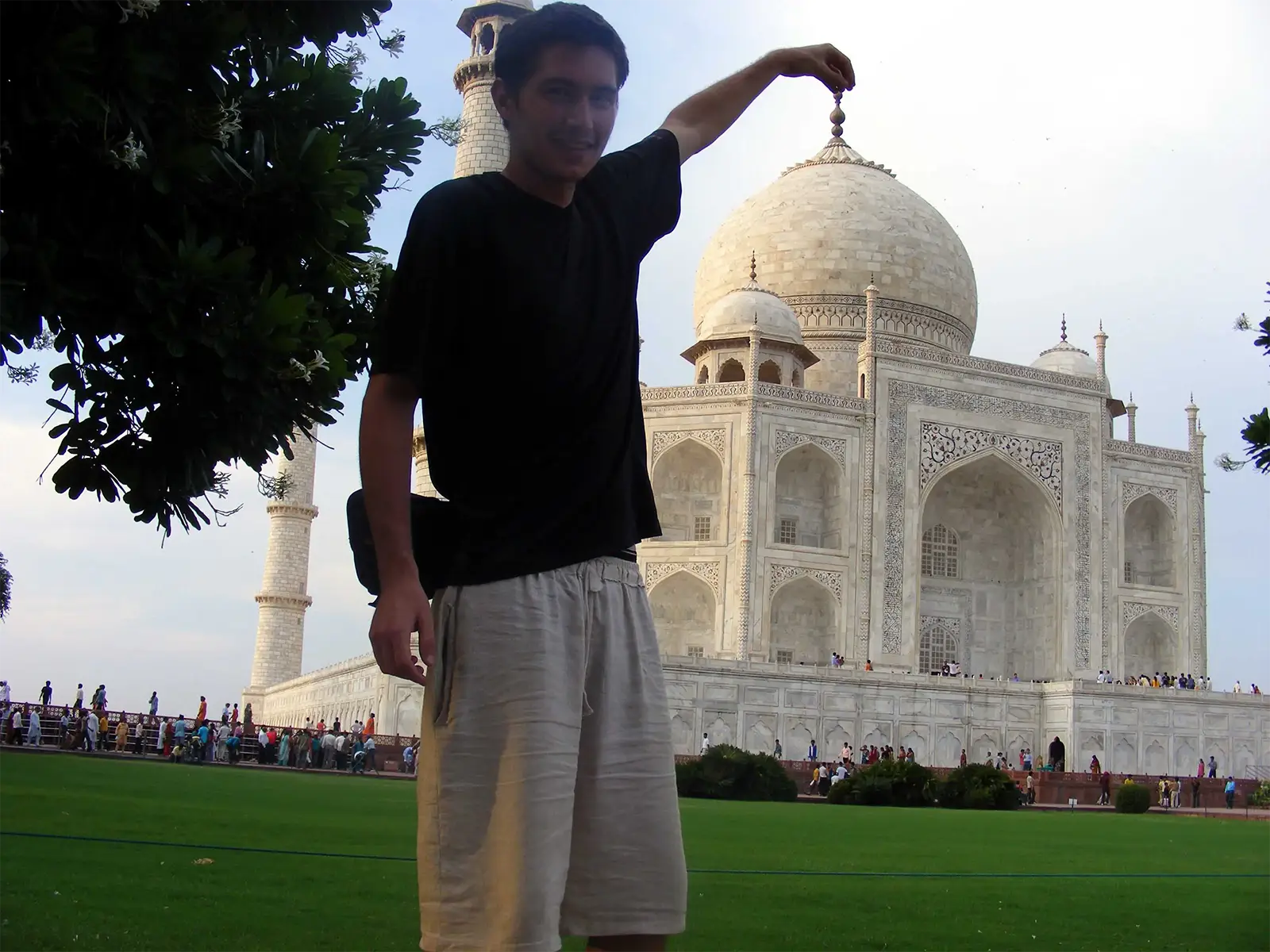 Un voyageur fait mine de tenir la pointe du dôme du Taj Mahal, à Agra