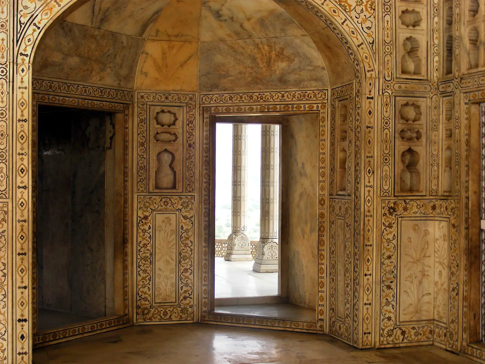 Salle de marbre incrustée de motifs floraux ouvrant sur une galerie à colonnes, à Agra