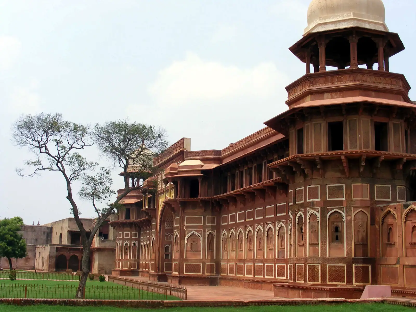 Palais en grès rouge et sa tourelle à coupole dans l’enceinte du fort d’Agra