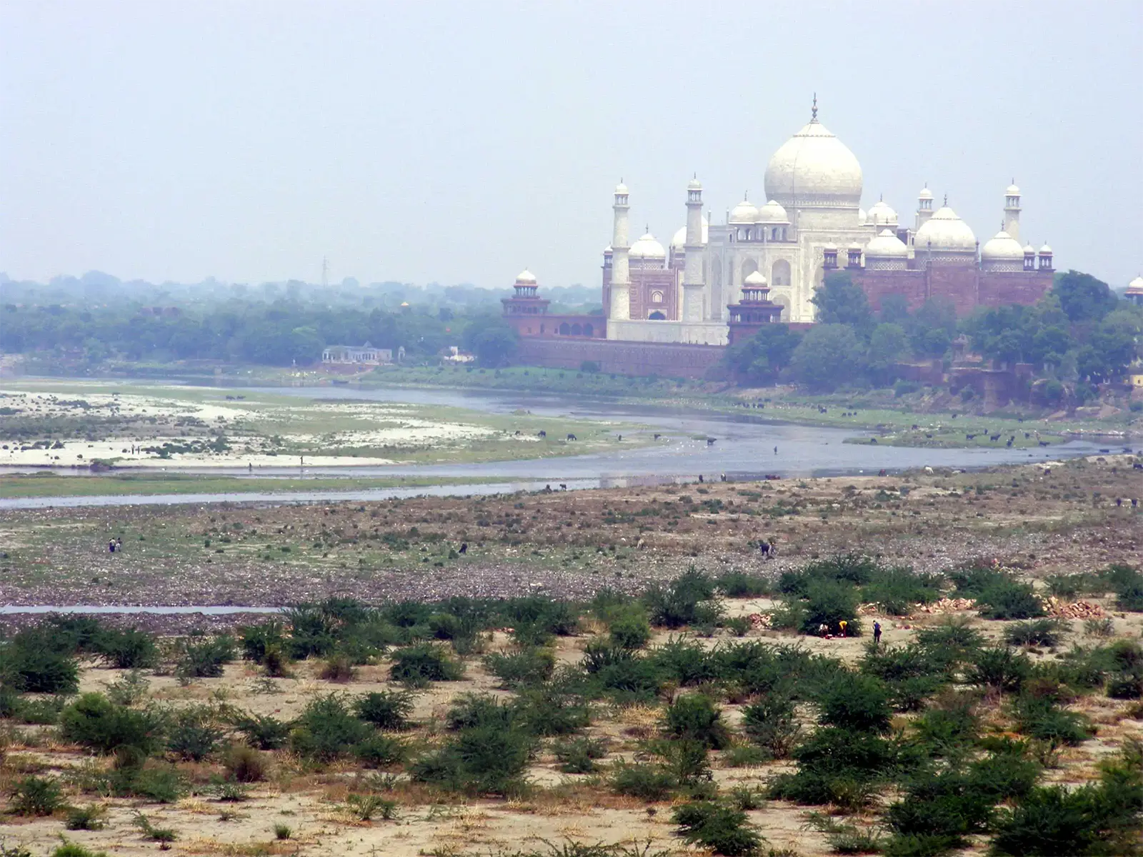 Le Taj Mahal au loin derrière la Yamuna, vu depuis le fort d’Agra
