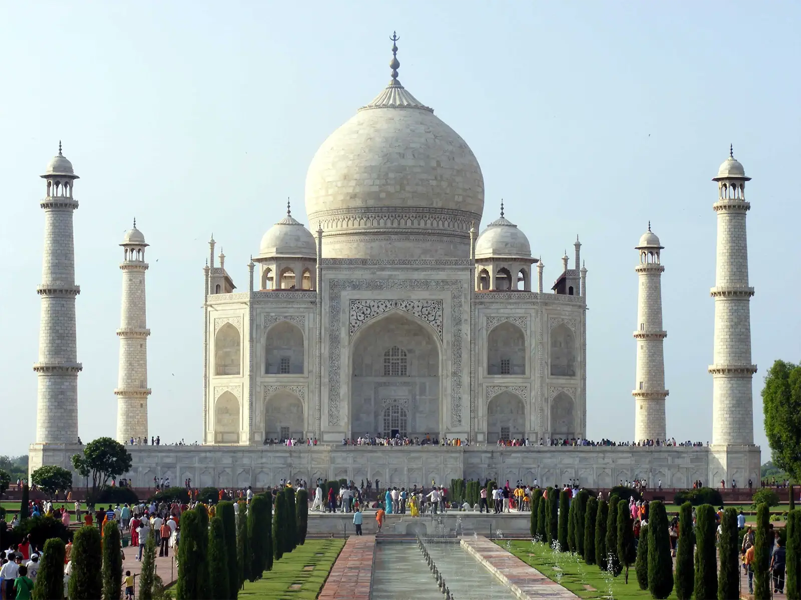 Le Taj Mahal et son bassin bordé de cyprès, au milieu de la foule des visiteurs à Agra