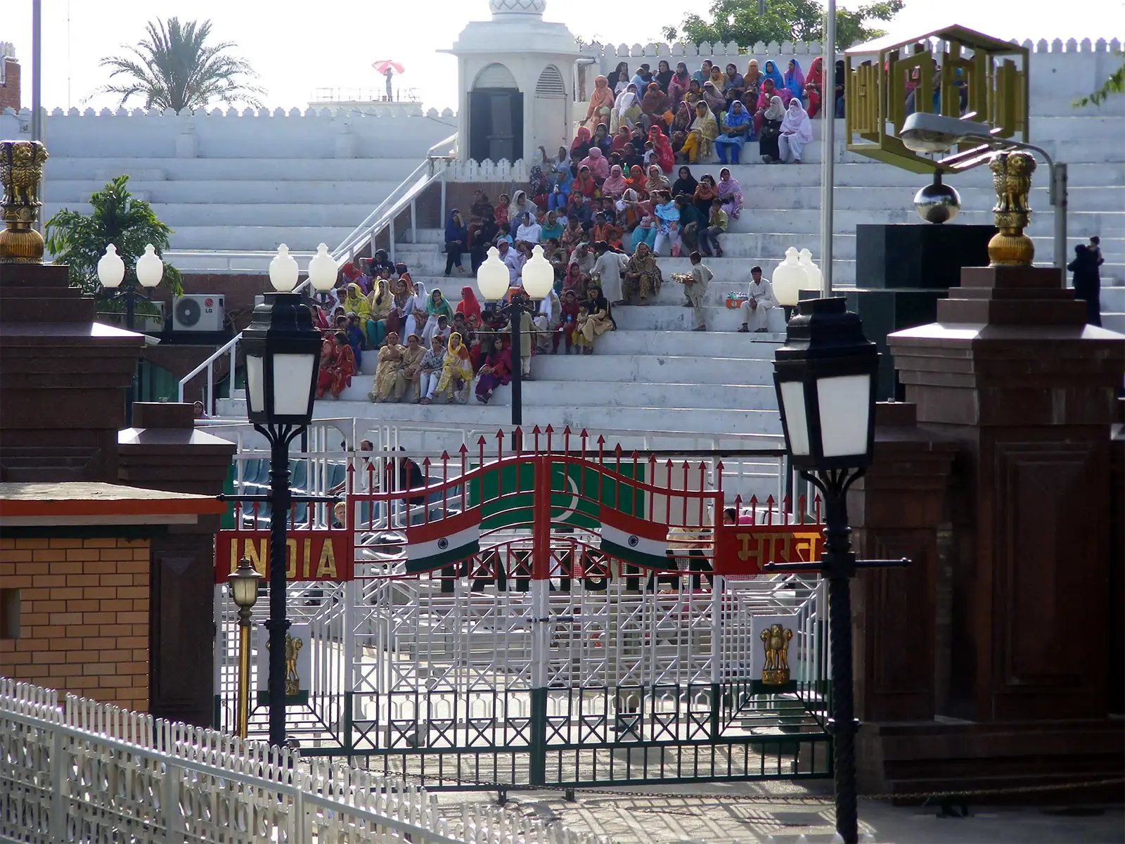 Tribune pakistanaise derrière la grille de la frontière de Wagah, près d’Amritsar