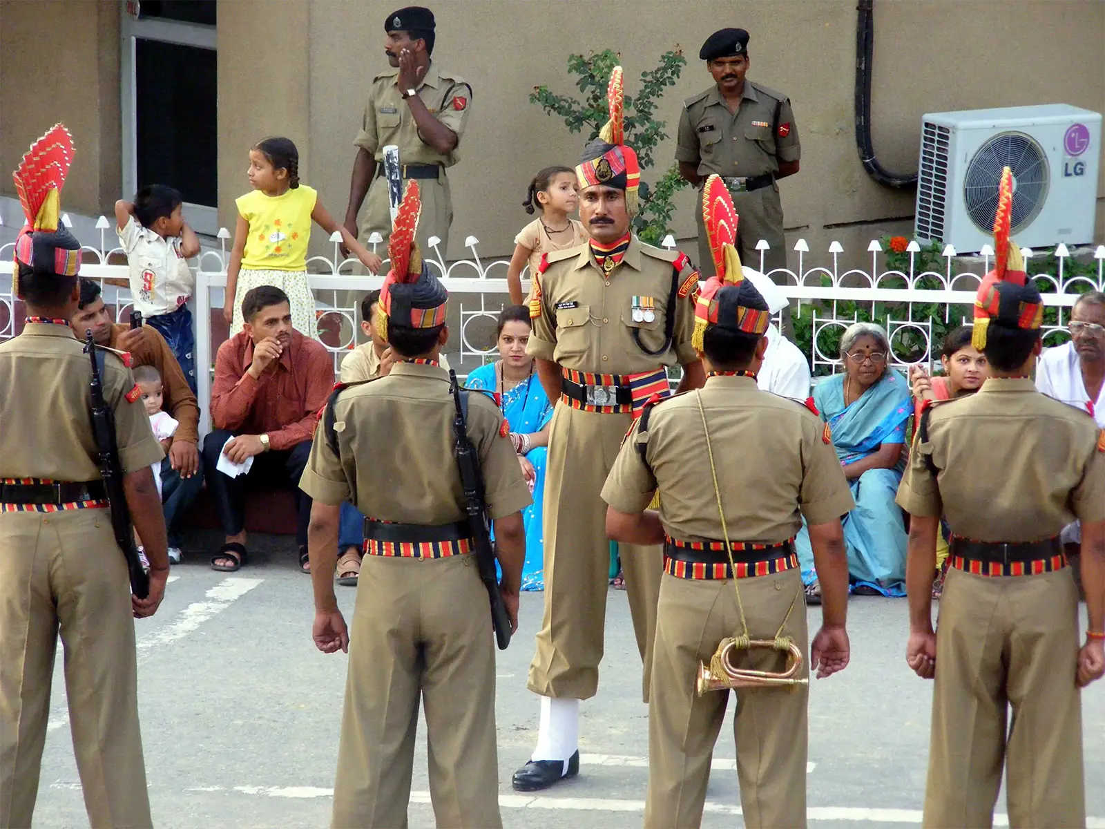 Soldats indiens à coiffe rouge en éventail avant la cérémonie de Wagah, près d’Amritsar