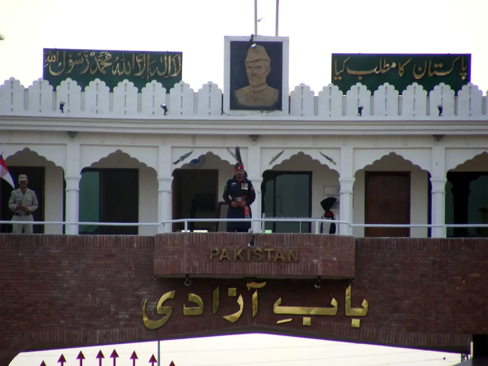 Porte Bab-e-Azadi et soldat pakistanais côté Pakistan, à la frontière de Wagah près d’Amritsar