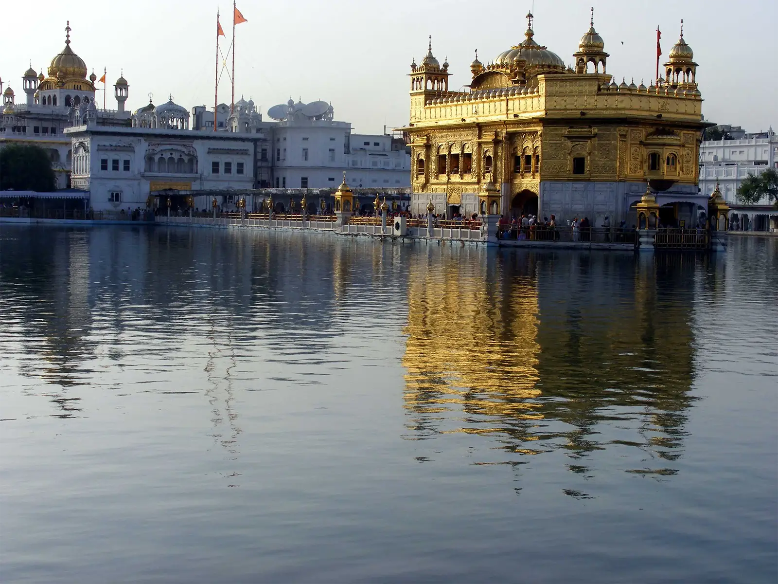 Le Temple d’Or et son reflet doré dans le bassin sacré d’Amritsar en fin de journée